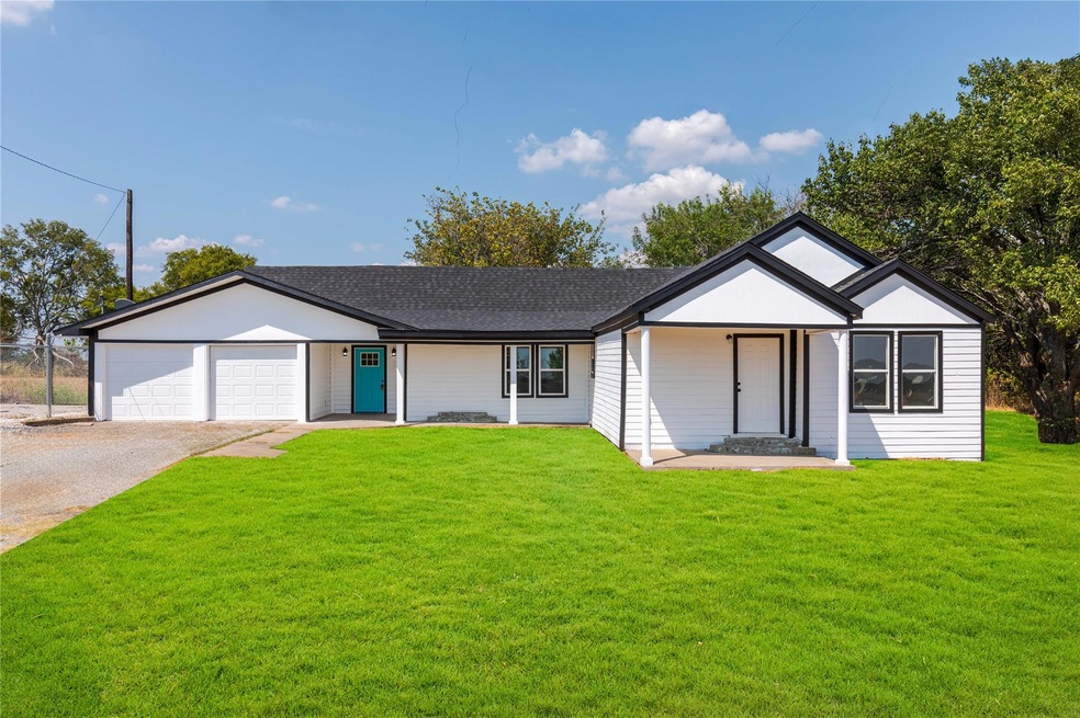 810 E Grand Ave, Whitewright, TX 75491 - photo 1