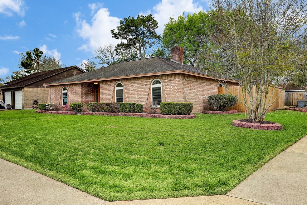 16102 Forest Bend Ave, Friendswood, TX 77546 - photo 1