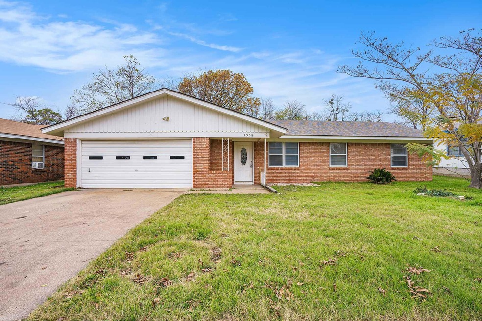 1308 Roberts Ave, Cleburne, TX 76033 - photo 1