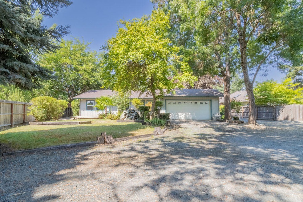 1107 SW Erica Dr, Grants Pass, OR 97526 - photo 1