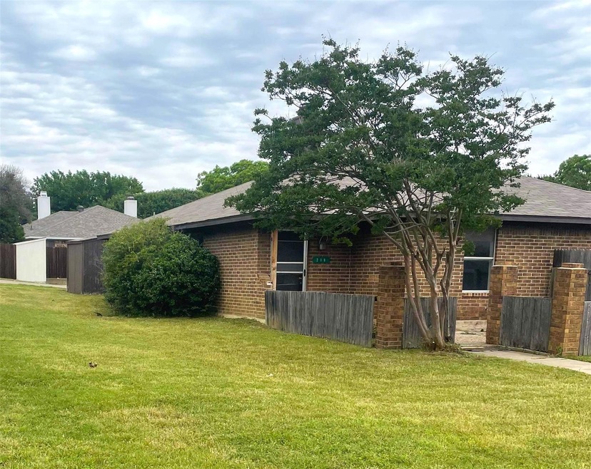 218 Christina Place, Grand Prairie, TX 75051 - photo 1