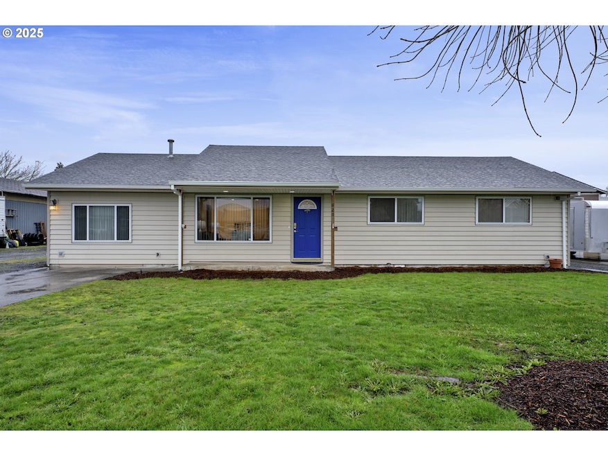 820 E 3rd St, Molalla, OR 97038 - photo 1