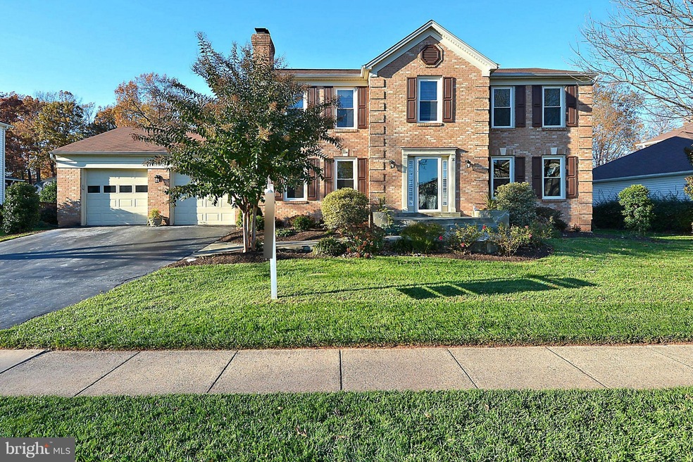 13136 Rounding Run Cir, Herndon, VA 20171 - photo 1