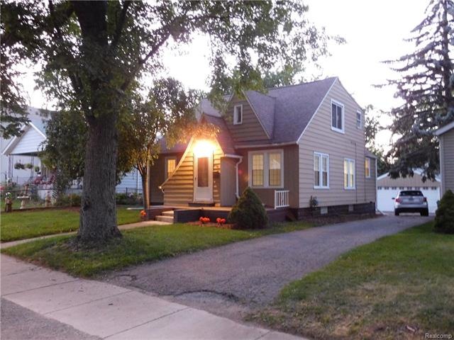 950 LAKEVIEW, AS PRACTICAL AS IT IS BEAUTIFUL & WA