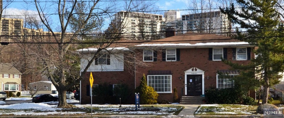 245 Pompton Ave unit 2, Verona, NJ 07044 - photo 1