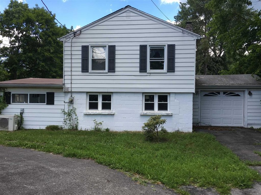 121 E Dorsey Ln, Poughkeepsie, NY 12601 - photo 1