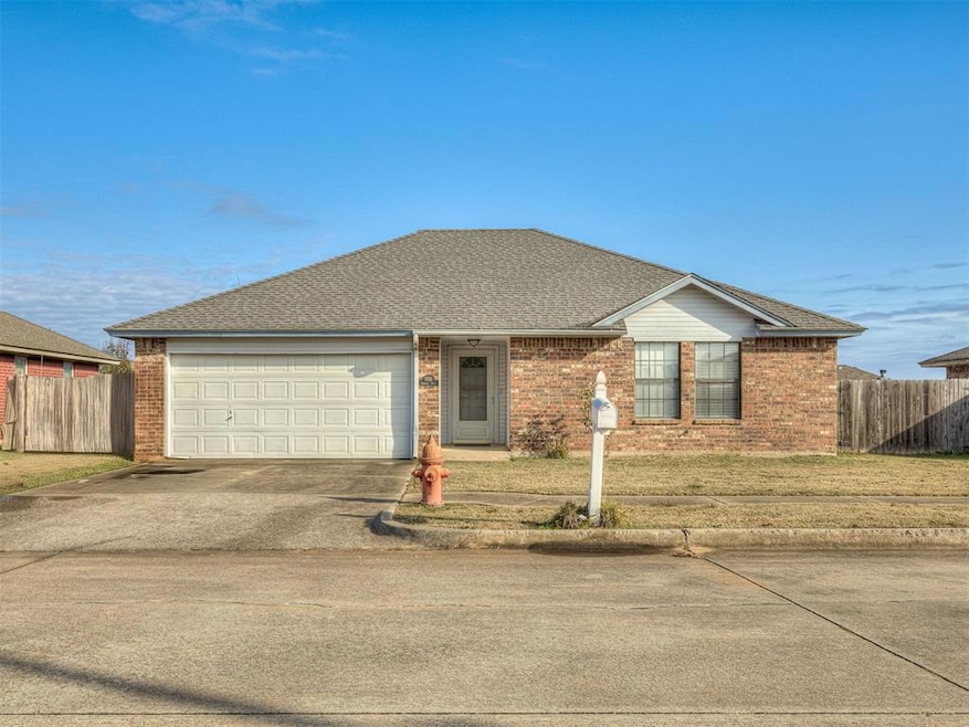 1924 Parkside Dr, Moore, OK 73160 - photo 1