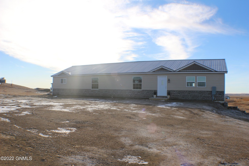 14718 Mortenson St, Williston, ND 58801 - photo 1