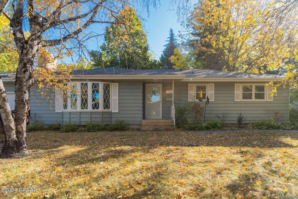2803 Walnut St, Grand Forks, ND 58201 - photo 1