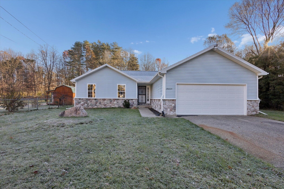 03-20220-Hubbard-St-Windowstill