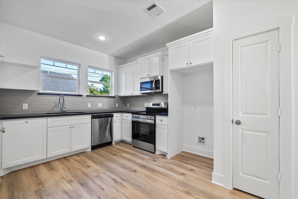 Welcome! This thoughtfully designed kitchen includ