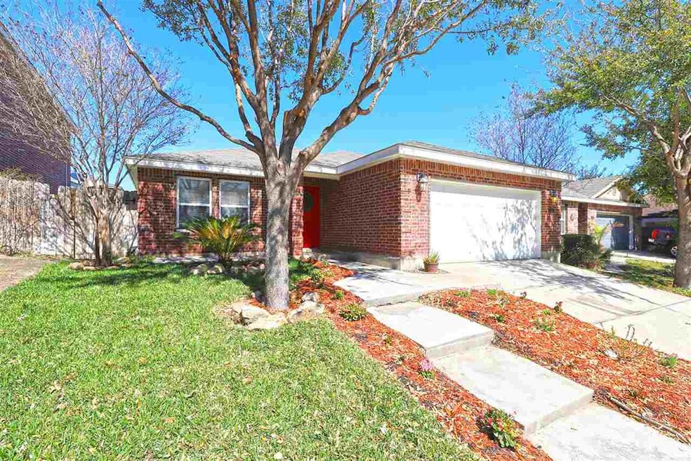 618 Ovenbird Thicket Dr, Laredo, TX 78045 - photo 1