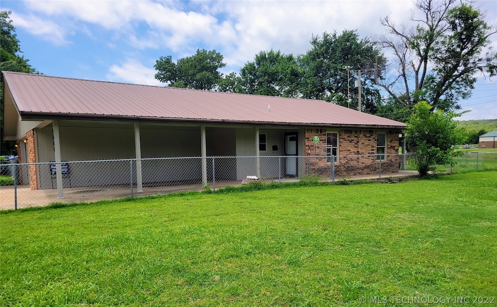 Home sits on 4 lots, Nice 2 bed 2 bath 
