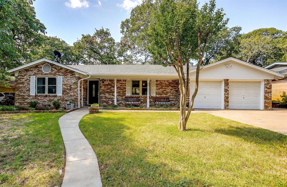 641 Forest Ln, Hurst, TX 76053 - photo 1