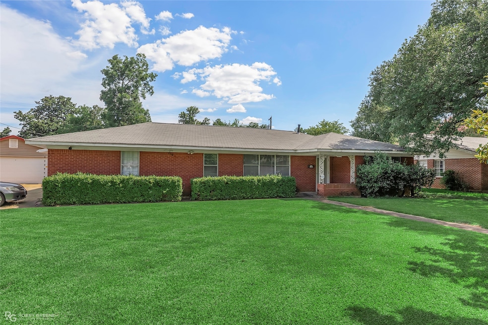 Welcome to 879 Suwanee corner lot with a great home!