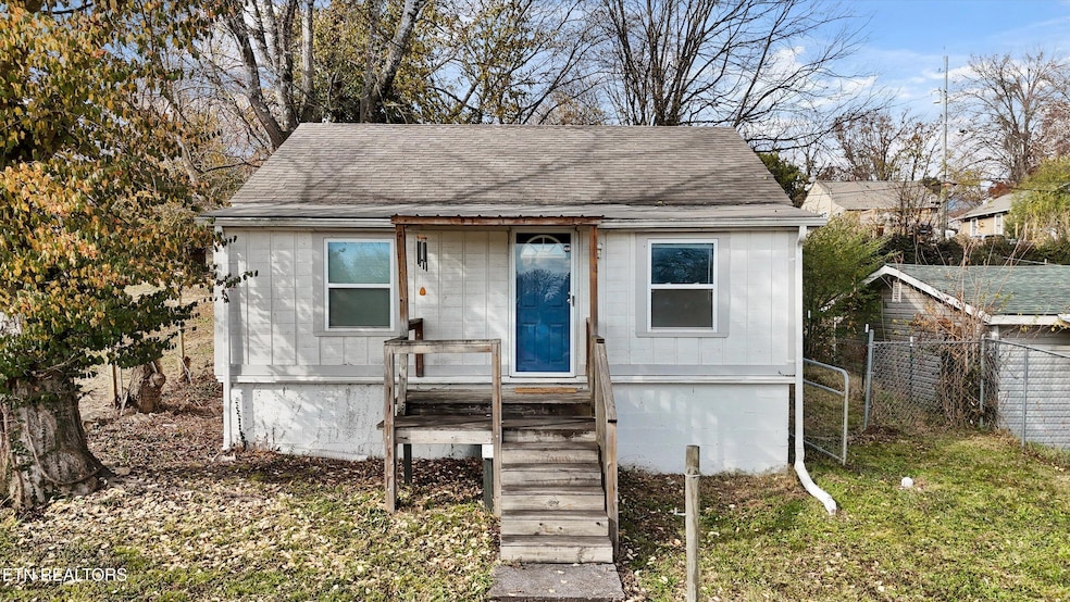 917 W Emerald Ave, Knoxville, TN 37921 - photo 1