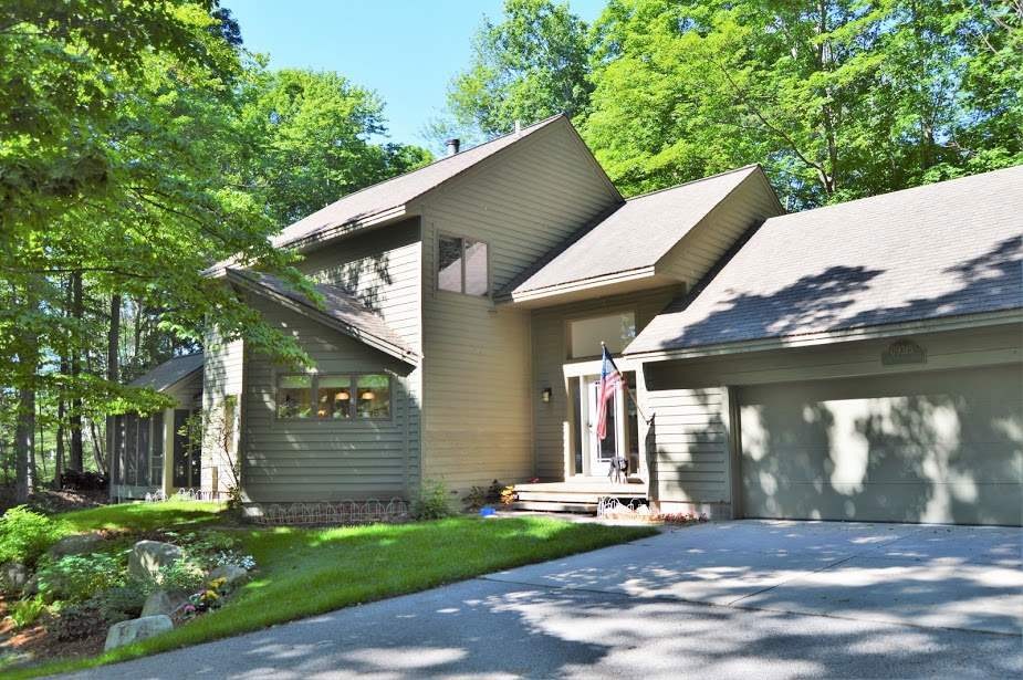 09315 Old Orchard Rd, Charlevoix, MI 49720 - photo 1