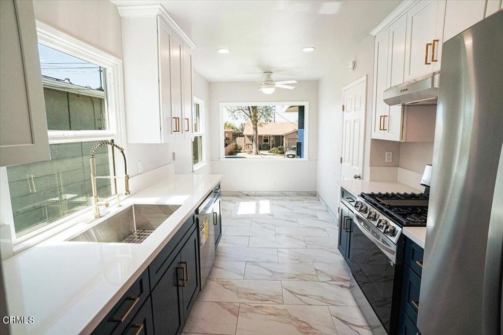 04-Kitchen to Breakfast Nook