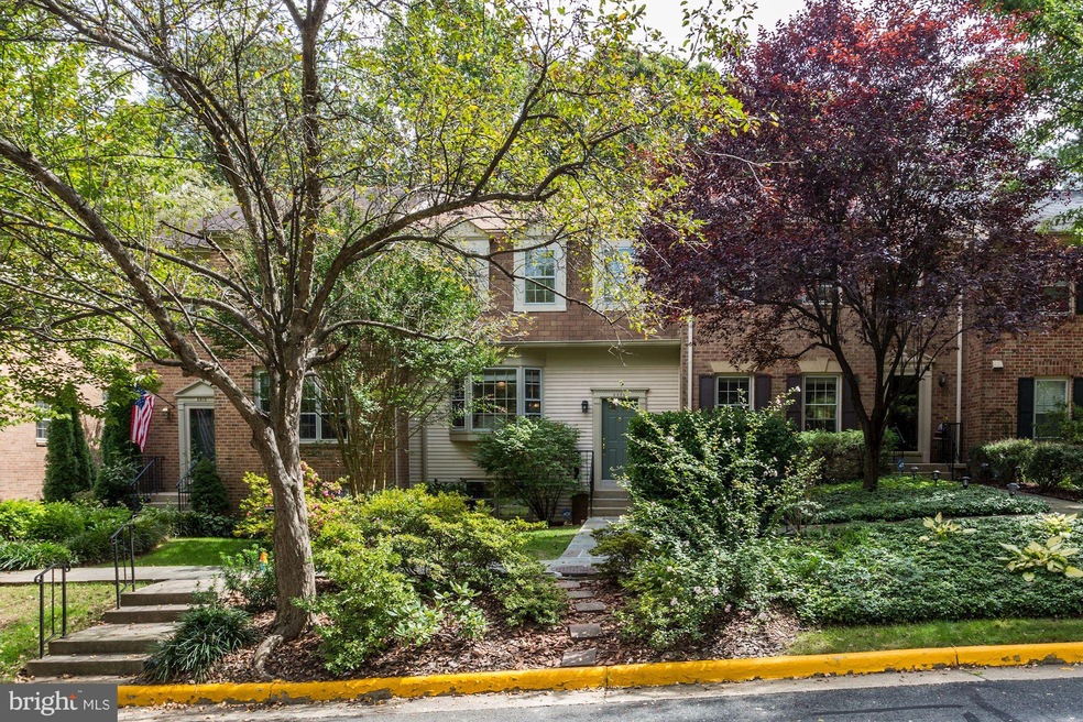 6820 Earthstar Ct, Springfield, VA 22152 - photo 1