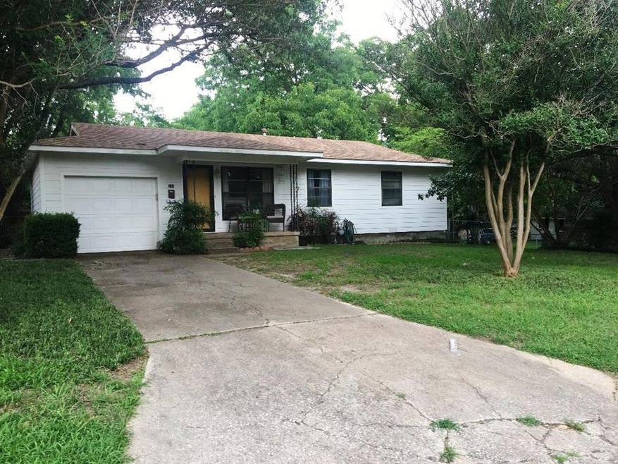 313 Fannin Ave, Bonham, TX 75418 - photo 1