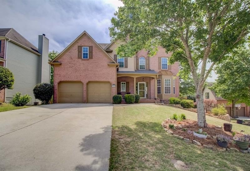 Large cul-de-sac lot with mature landscaping