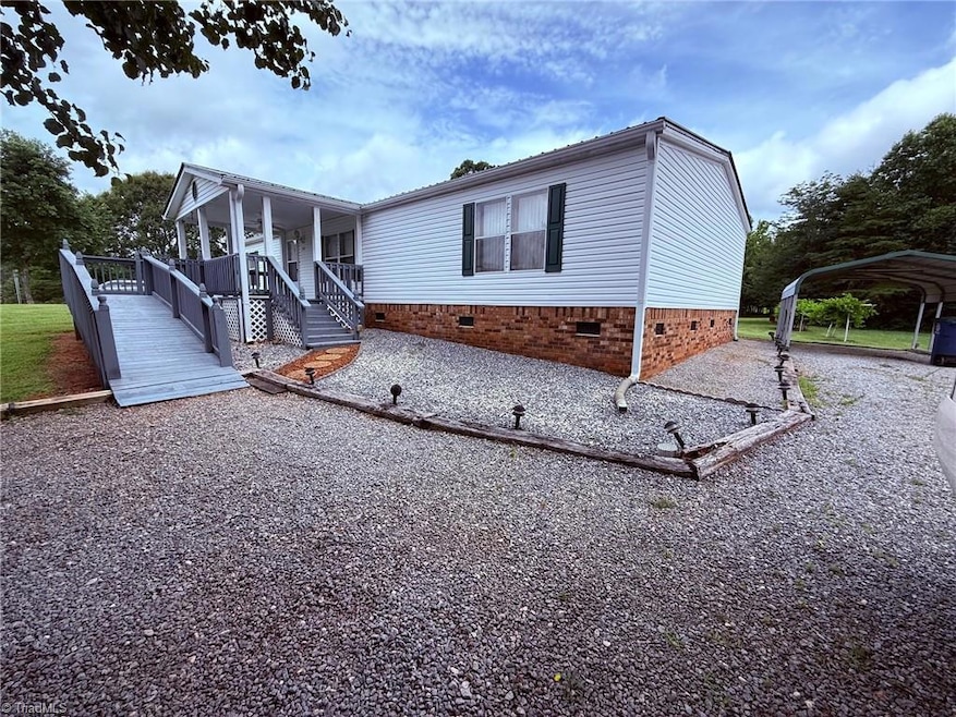 Front View/Deck and handicap accessible ramp