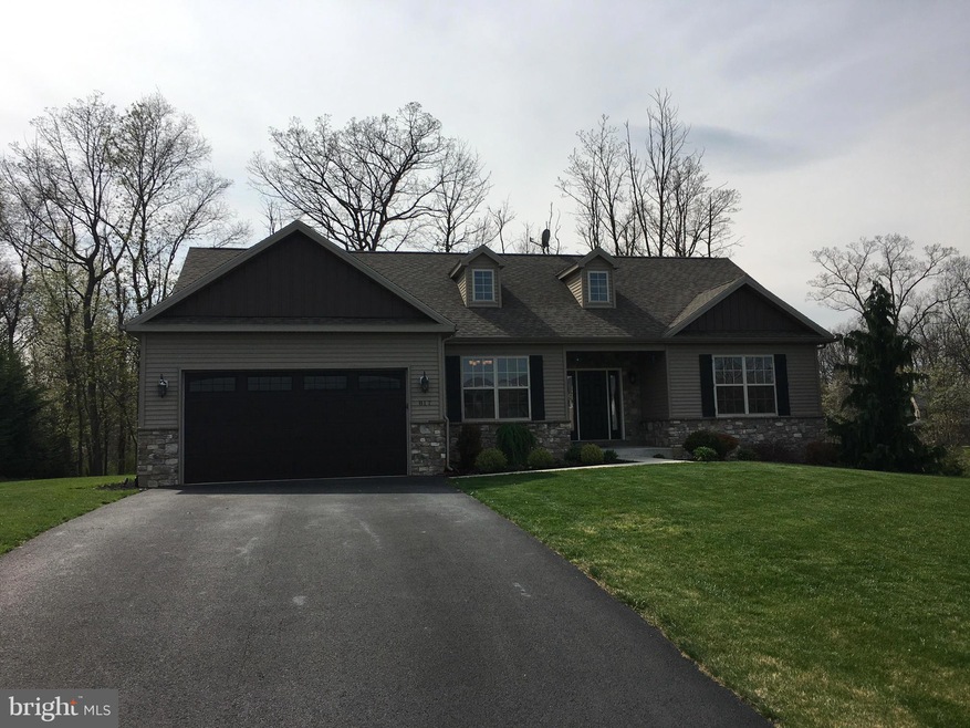 817 Dickeys Dr, Chambersburg, PA 17202 - photo 1