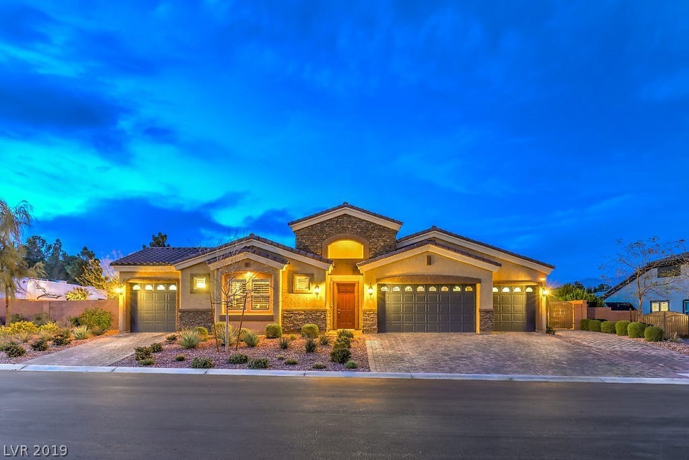 ***4 car garage!!!!*** Single story home on cul-de