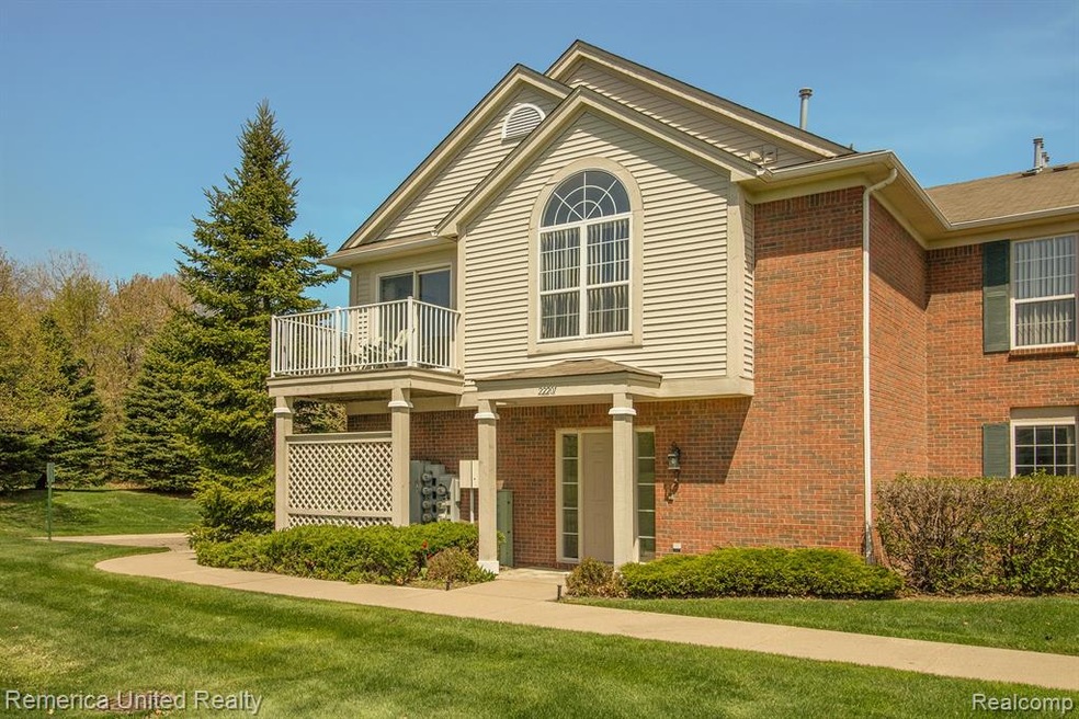 Welcome Home! Corner unit. Private Entry.