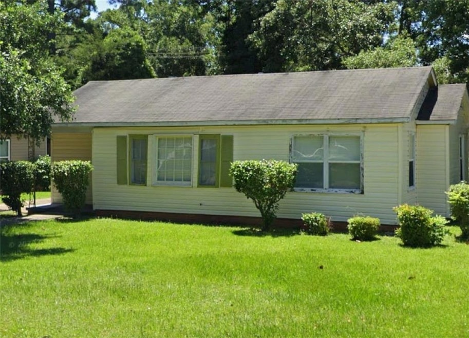 View of front facade with a front lawn