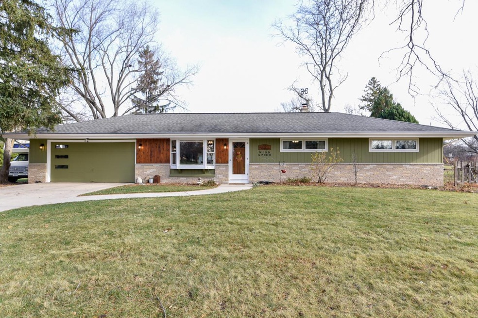 W159N7900 Bradley Cir, Menomonee Falls, WI 53051 - photo 1