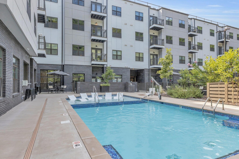 0-web-or-mls-782-riverfront-pkwy-211
