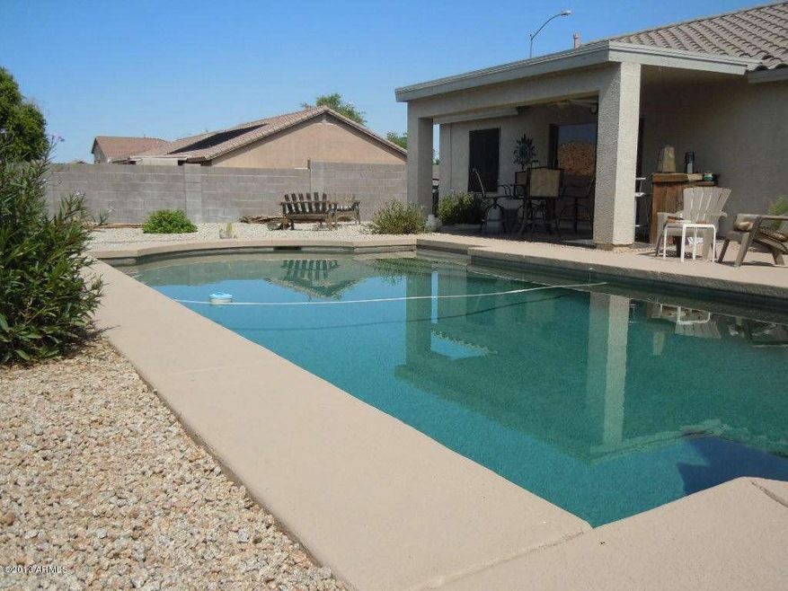 Pebbletech pool & covered patio