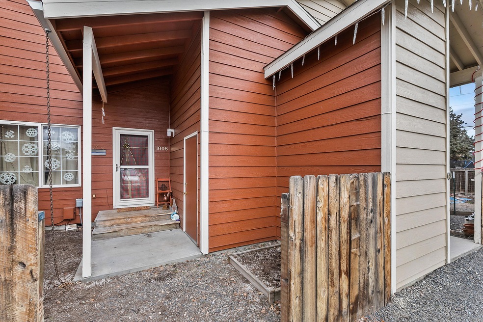 1808 SW 23rd St, Redmond, OR 97756 - photo 1