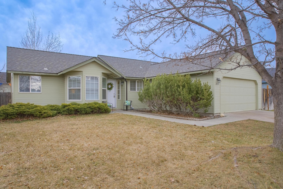 2014 SW 30th St, Redmond, OR 97756 - photo 1