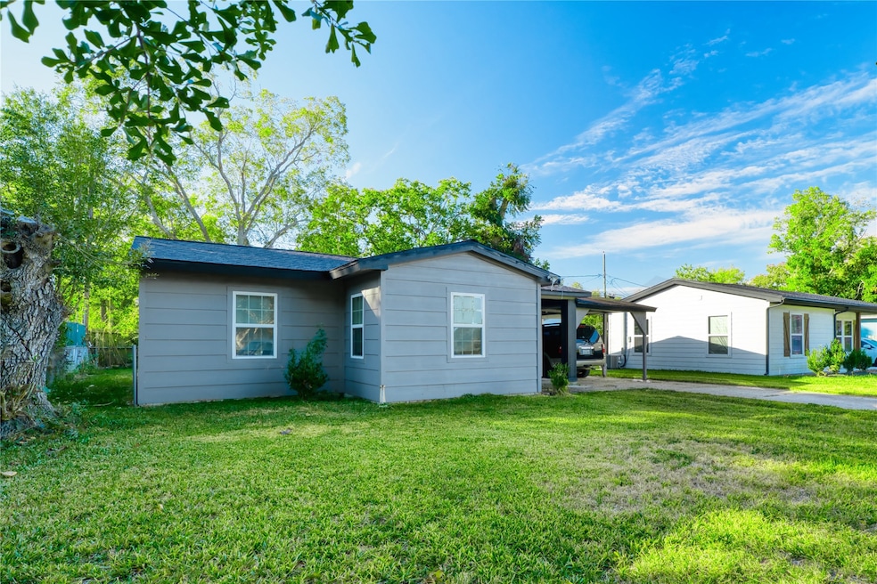 303 Park St, Baytown, TX 77520 - photo 1