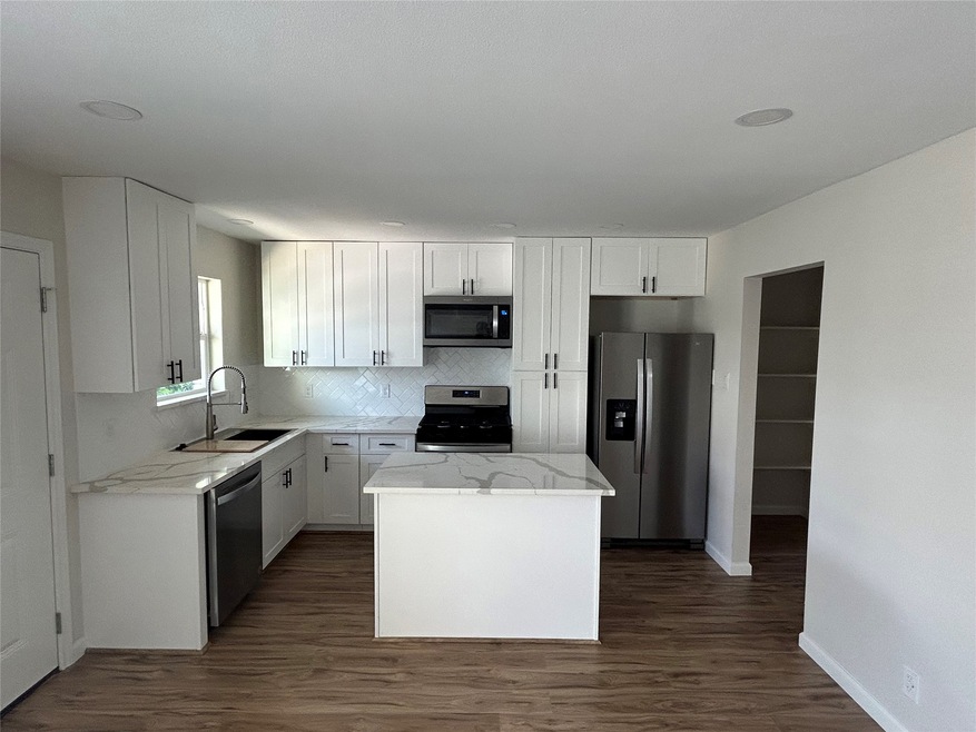 2009 Welch St unit 4, Houston, TX 77019 - photo 1