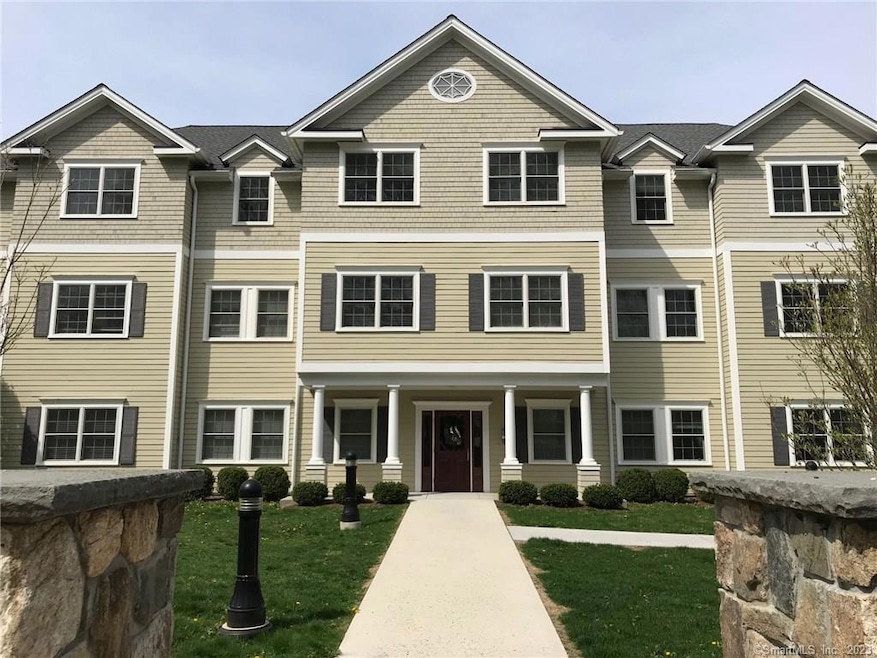 593 Main St unit 102, Ridgefield, CT 06877 - photo 1