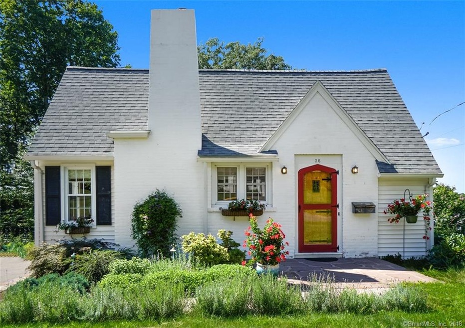 Storybook cape in Middletowns pretty south end!