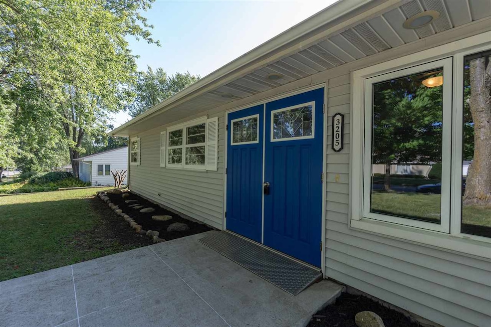 3205 Mcclain Dr, Cedar Falls, IA 50613 - photo 1