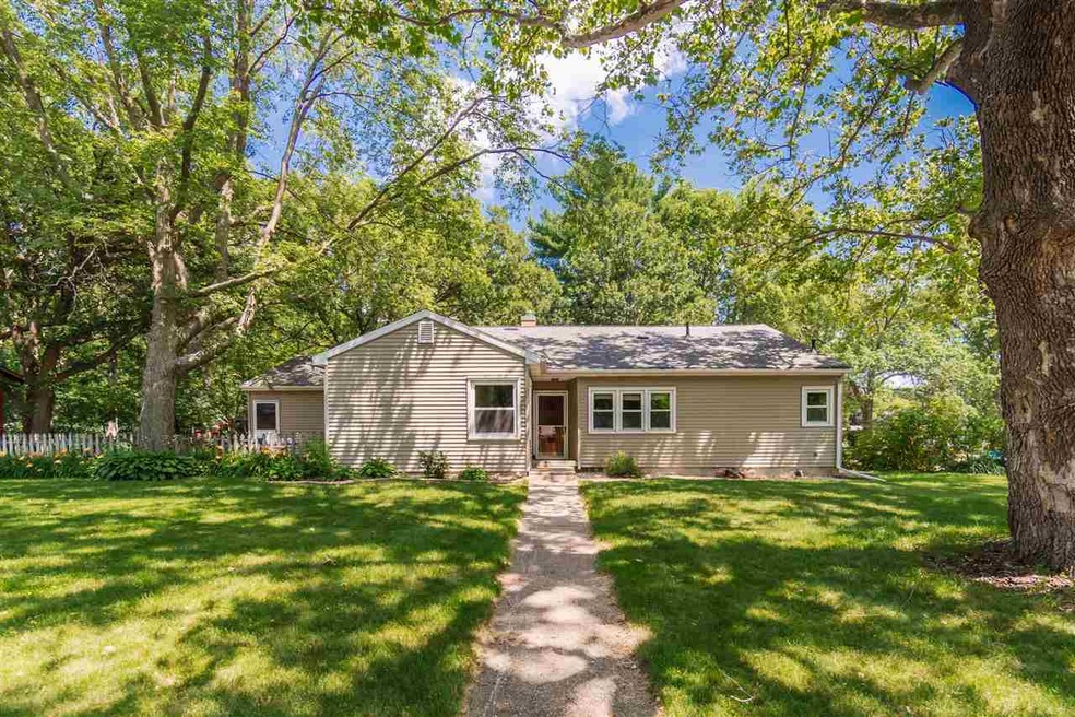 1804 Hawthorne Dr, Cedar Falls, IA 50613 - photo 1