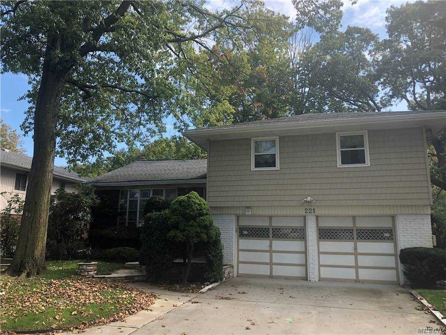 221 Hungry Harbor Rd, Valley Stream, NY 11581 - photo 1