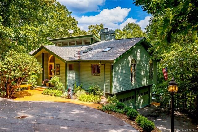 Well kept, contemporary home on the banks of Lake 