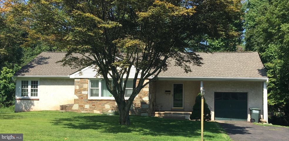 916 W Maple Dr, Southampton, PA 18966 - photo 1