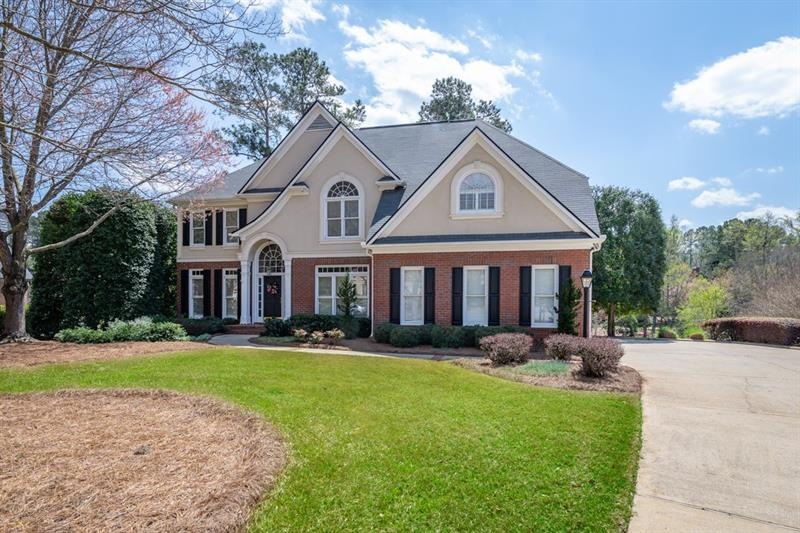 Priced to sell! Gorgeous lakeside property with pr