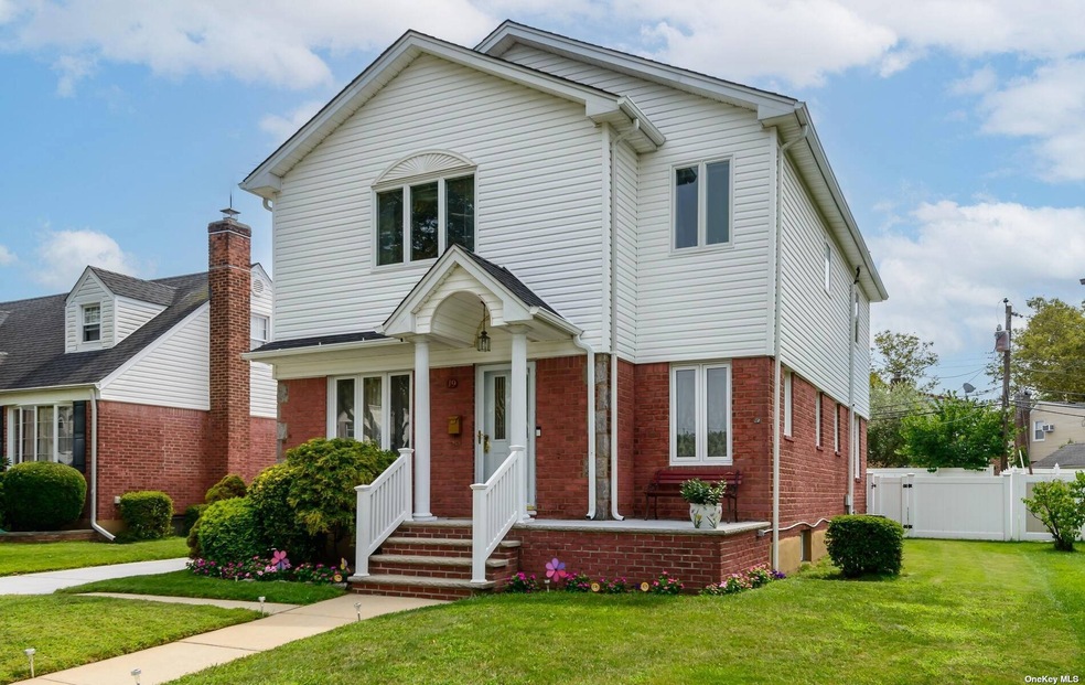 19 Maple Ct, New Hyde Park, NY 11040 - photo 1