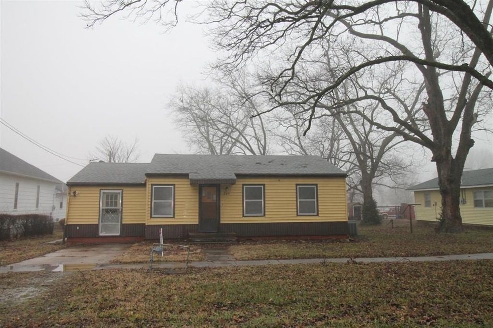 704 E 7th St, Altamont, KS 67330 - photo 1