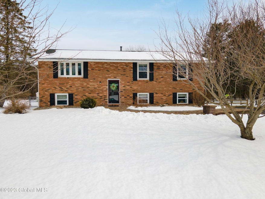 135 Horstman Dr, Schenectady, NY 12302 - photo 1