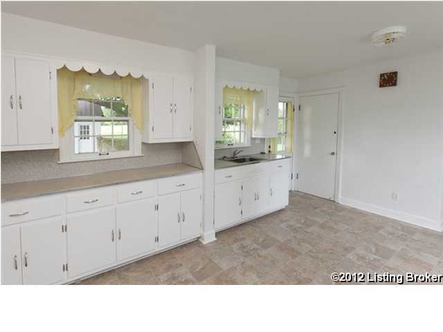 8302 Hudson Ln, Louisville, KY 40291 - photo 1