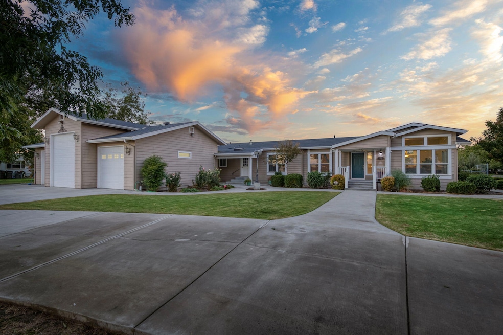 8646 Cairo Ave, Laton, CA 93242 - photo 1